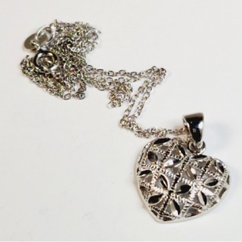 Sterling Silver Vintage Heart Pendant on Chain Necklace.